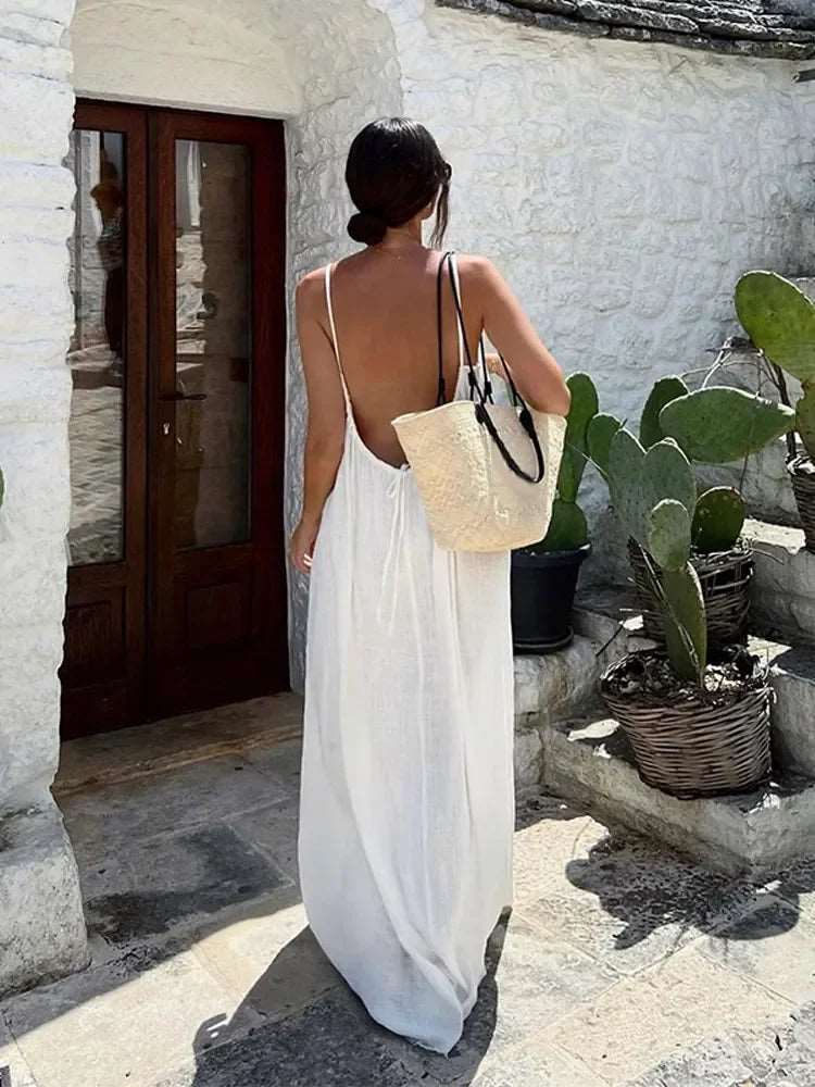 Découvrez notre robe longue sexy à lacets dos nu. Sans manches et épaules dénudées, cette pièce à coupe ample est parfaite pour un look décontracté d'été, idéal pour la plage ou les vacances.