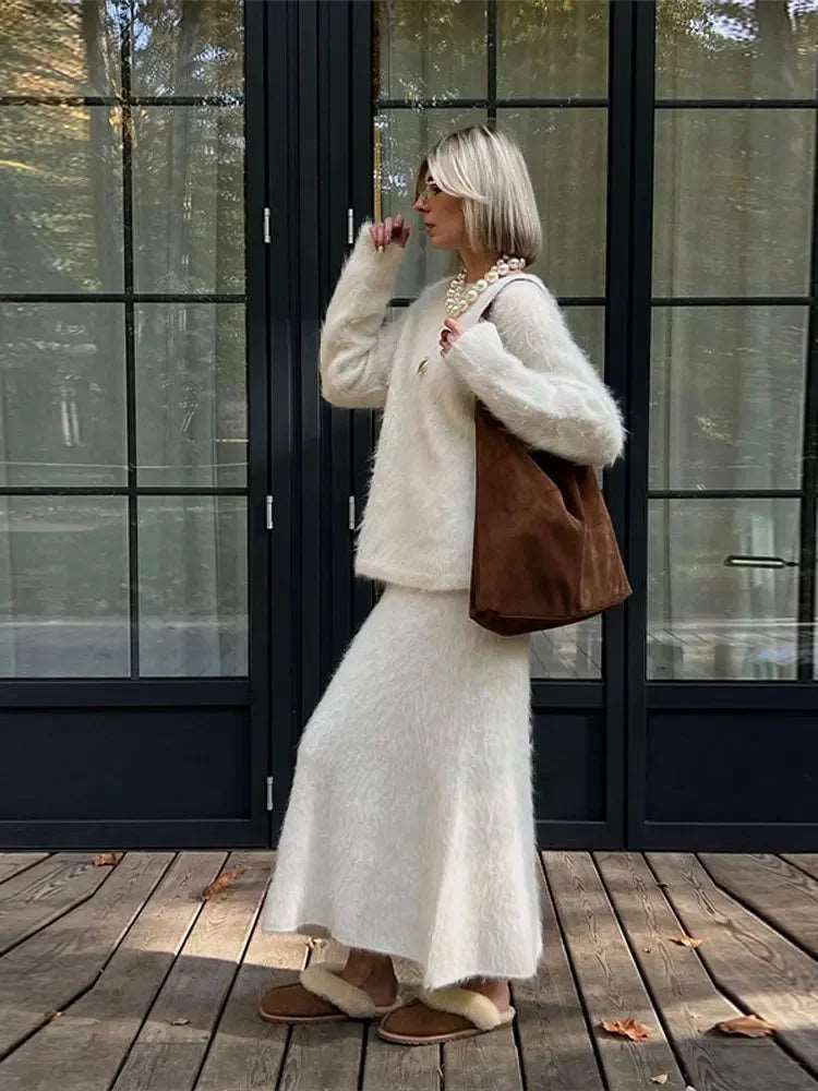 Découvrez notre ensemble en mohair pour femmes : un pull à col rond et une jupe longue, tous deux en tricot à couleur unie. Avec leur coupe ample, ce set élégant est parfait pour les soirées et événements automnaux.