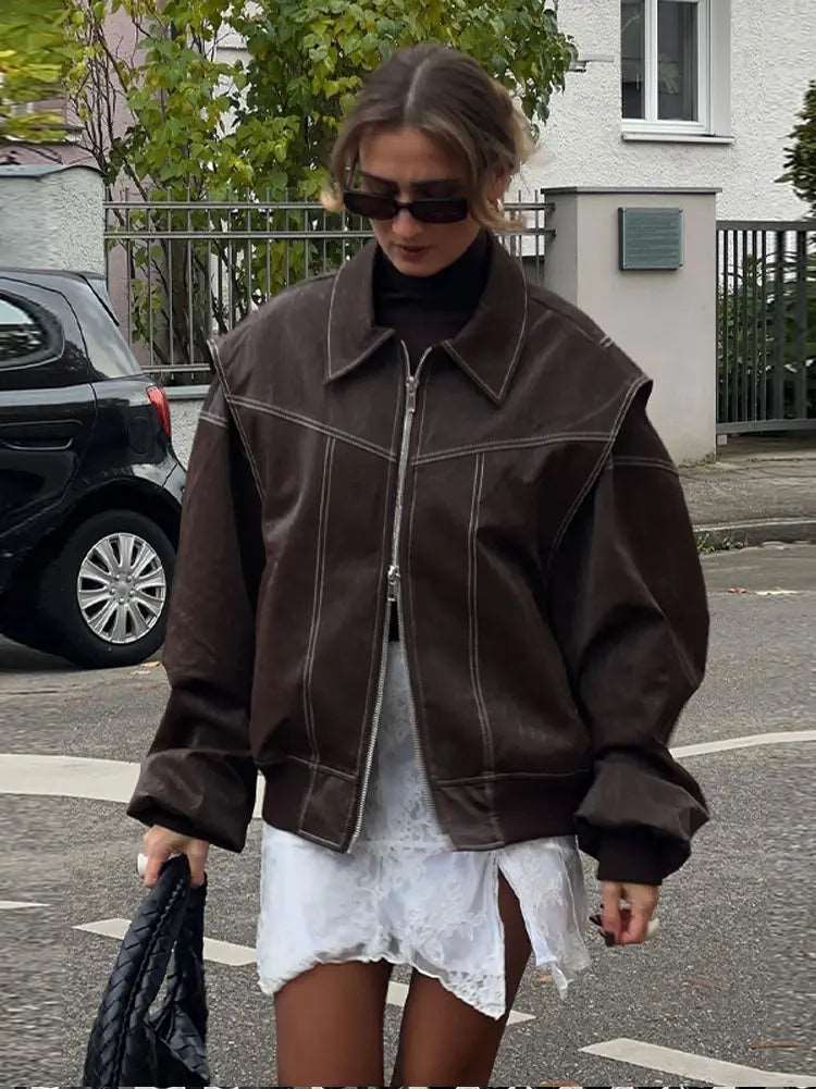 Blouson bomber en cuir oversize : style moto audacieux et coutures contrastées.