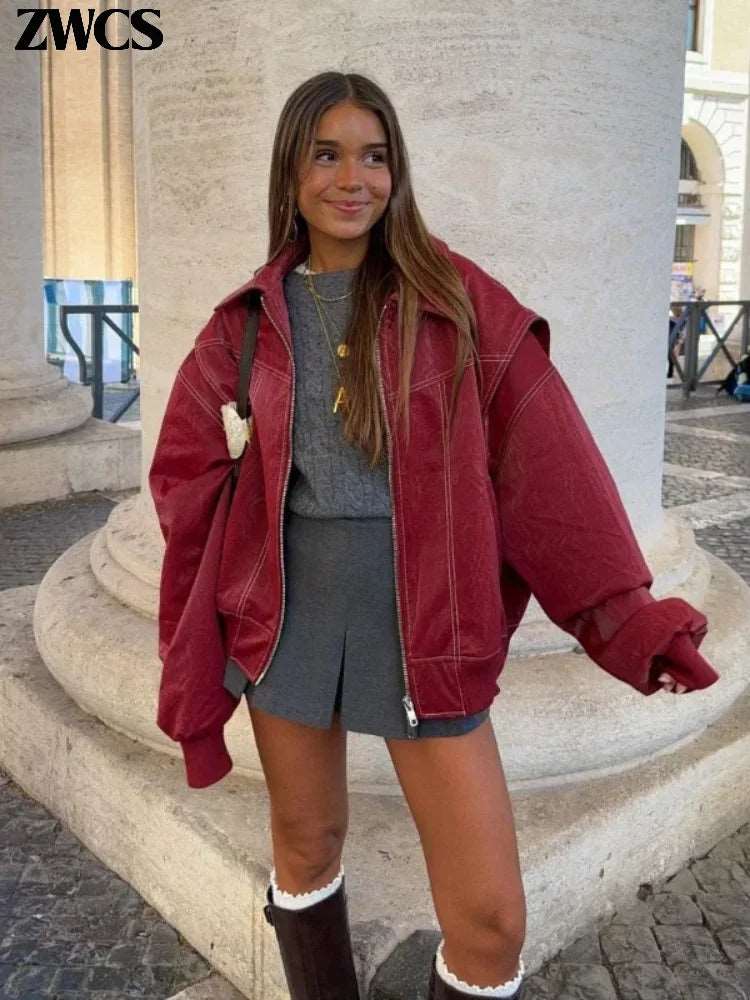 Affirmez votre style avec notre veste courte en cuir rouge bordeaux, zippée et à manches longues, pour un look vintage et tendance cet automne.