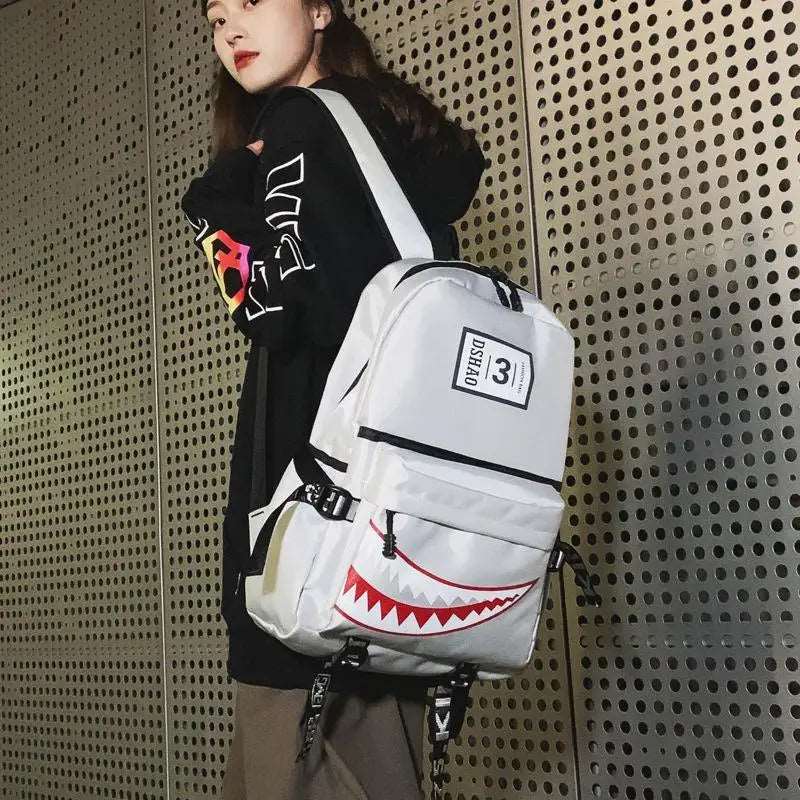 Ce sac à dos au design amusant de requin est parfait pour les garçons et les filles. Avec sa grande capacité, il peut contenir tous leurs livres et fournitures scolaires. Conçu pour résister aux intempéries grâce à son matériau imperméable.