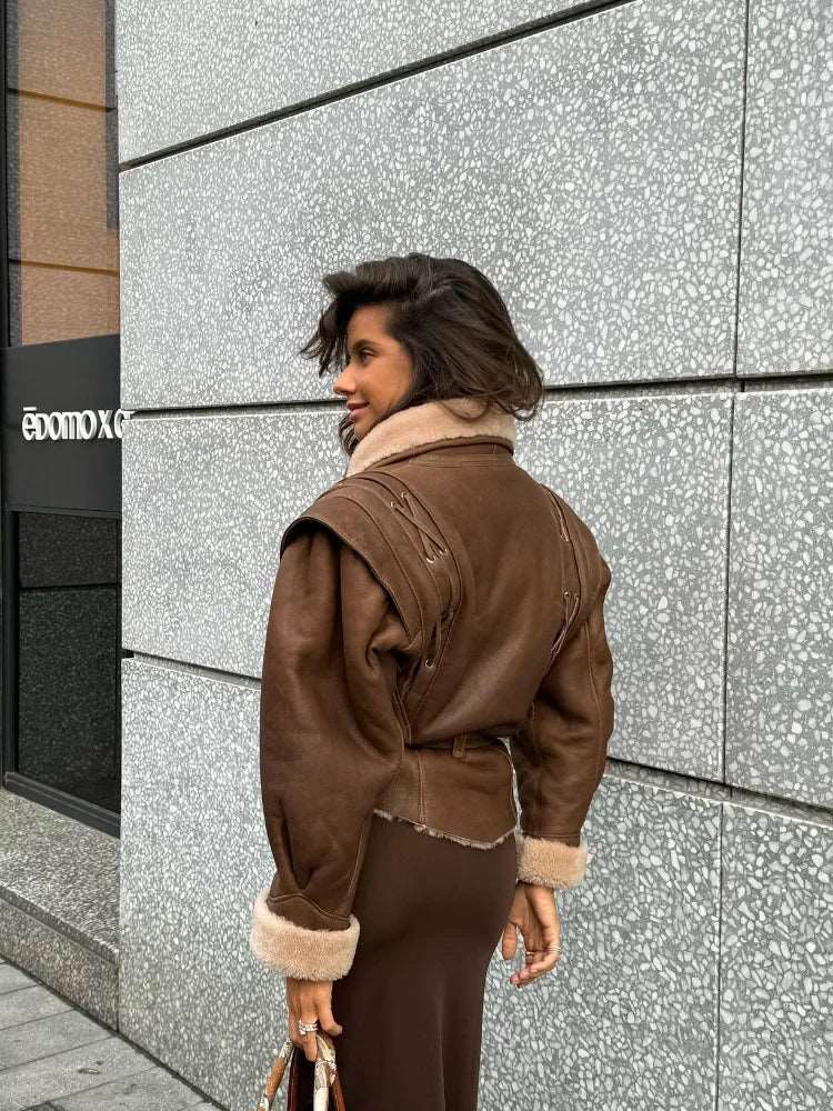 Affrontez l'hiver avec élégance dans cette veste en cuir en fourrure chic, à ceinture.