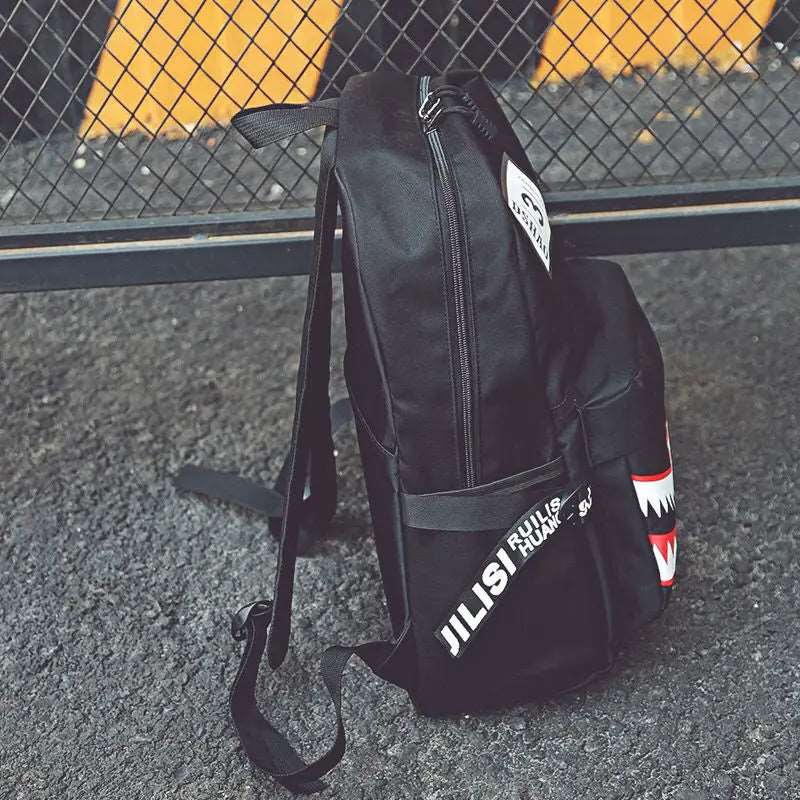 Ce sac à dos au design amusant de requin est parfait pour les garçons et les filles. Avec sa grande capacité, il peut contenir tous leurs livres et fournitures scolaires. Conçu pour résister aux intempéries grâce à son matériau imperméable.