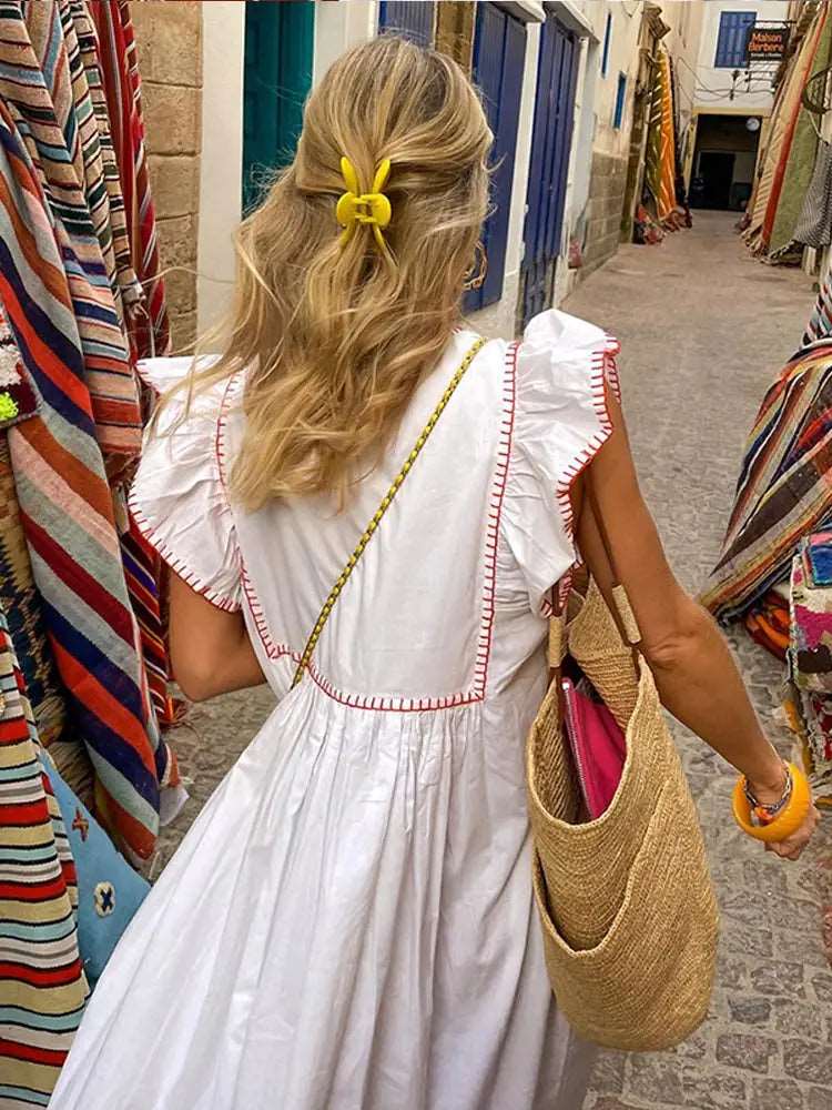 Découvrez notre robe longue estivale, un véritable bijou. Conçue en blanc avec des manches volantes et un patchwork imprimé, cette robe allie élégance et confort. Parfaite pour les vacances et le style de l'été 2024. NEITH