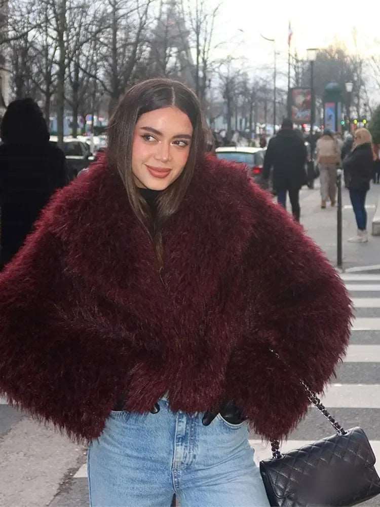 Manteau en fausse fourrure : chaleur et élégance pour un look hivernal tendance.