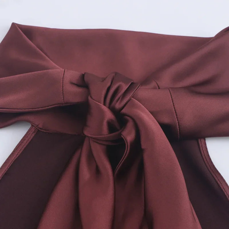 Robe longue satinée marron : dos nu et décolleté sexy pour une soirée élégante.