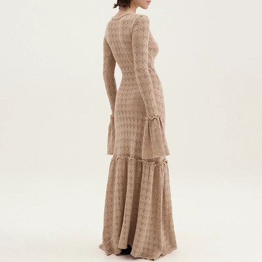 Élégance assurée avec notre robe crochetée chic à manches évasées pour vos soirées d'automne.