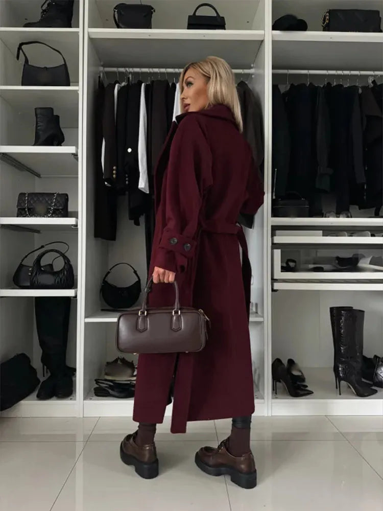 Manteau bordeaux à col rabattu : chic et décontracté pour l'automne et l'hiver.