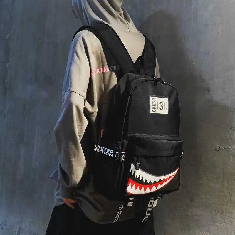 Ce sac à dos au design amusant de requin est parfait pour les garçons et les filles. Avec sa grande capacité, il peut contenir tous leurs livres et fournitures scolaires. Conçu pour résister aux intempéries grâce à son matériau imperméable.