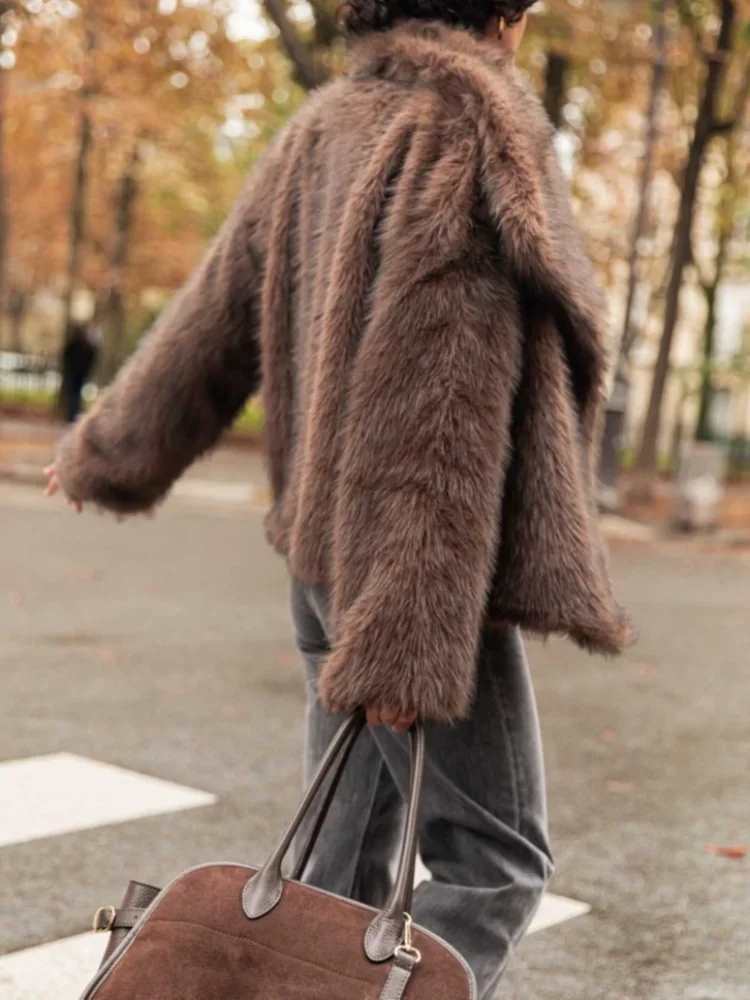 Manteau rétro en fausse fourrure : chaleur et style high street pour l'hiver.