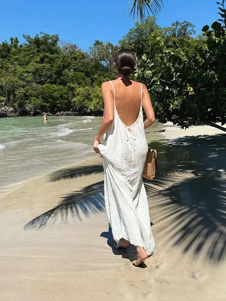 Découvrez notre robe longue sexy à lacets dos nu. Sans manches et épaules dénudées, cette pièce à coupe ample est parfaite pour un look décontracté d'été, idéal pour la plage ou les vacances.