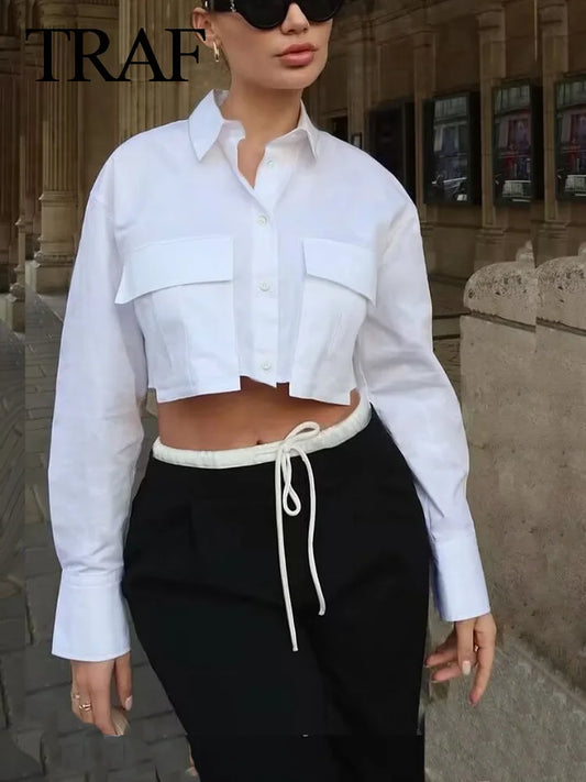 Craquez pour notre blouse blanche à manches longues, au design épuré avec poche. Sa coupe décontractée et chic en fait un choix parfait pour la femme active. Polyvalente et élégante, elle s'adapte à toutes vos tenues, du bureau aux sorties en ville.