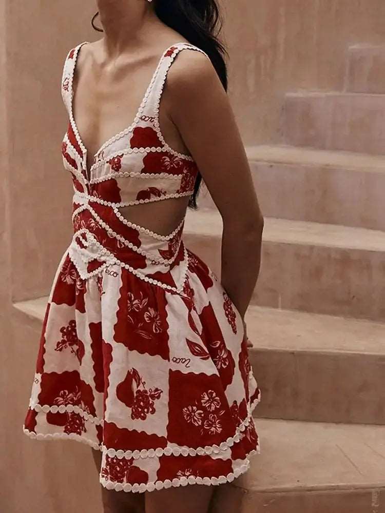 Découvrez notre robe courte à taille haute, dos nu et sans manches, avec découpes et fermeture éclair. Parfaite pour vos soirées d'été, élégante et tendance à souhait ! NEITH