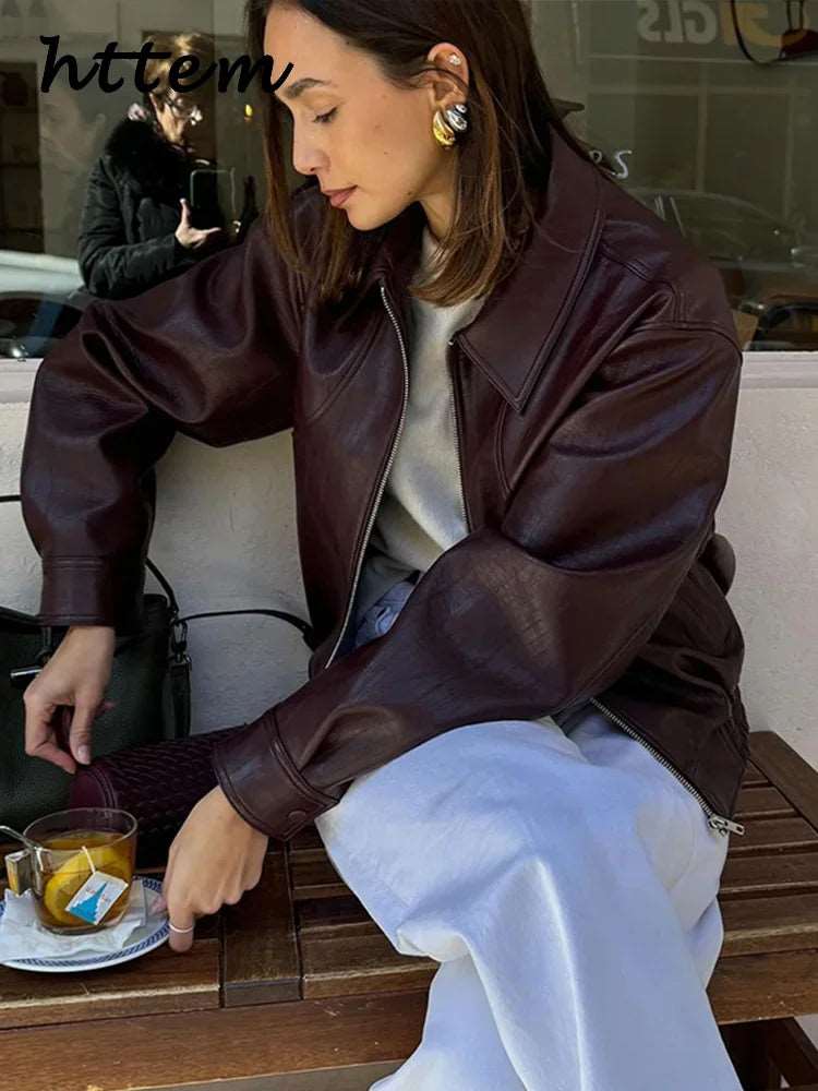 Adoptez le style Y2K avec notre veste en cuir courte pour femmes. Dotée d'un col à revers, de manches longues et d'une coupe décontractée, elle est parfaite pour l'automne avec son design en couleur unie.