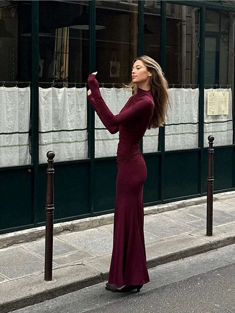 Sophistiquée et intemporelle : robe col roulé ajustée avec manches plissées pour un style chic cet automne-hiver.