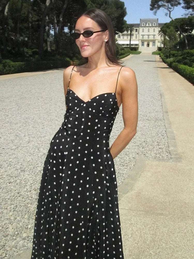 Découvrez notre Robe longue à Pois élégante, parfaite pour sublimer votre été. Avec son dos nu et ses fines bretelles, cette robe sans manches offre une coupe évasée idéale pour vos soirées et journées à la plage. Soyez la star de chaque événement !