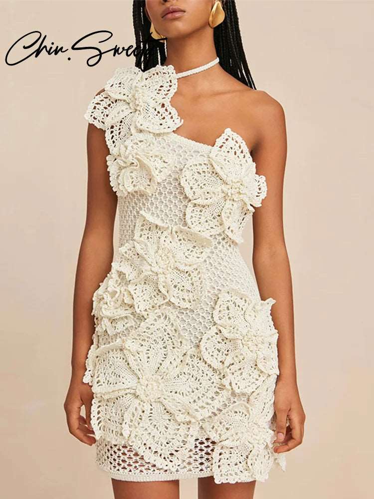 Optez pour cette magnifique robe d'été en tricot uni. Avec son design sexy, ses fleurs ajourées, son dos nu à bretelles. Elle est parfaite pour un look raffiné et estival.