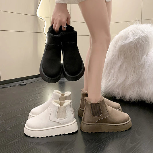 Optez pour le confort et la chaleur avec nos bottes de neige montantes pour femmes. Leur doublure en fourrure épaisse assure une isolation optimale, tandis que leur design polyvalent en coton les rend idéales pour diverses occasions hivernales.