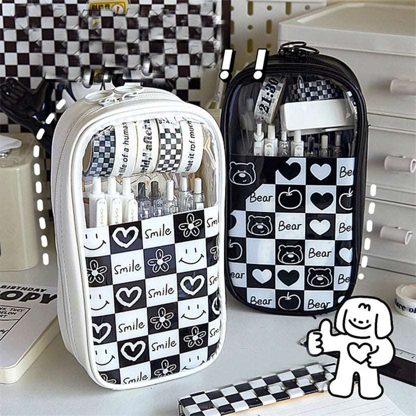 Trousse transparente avec motif damier, idéale pour les fournitures scolaires. Mignonne et pratique, elle est parfaite pour le retour à l'école et convient aux filles.