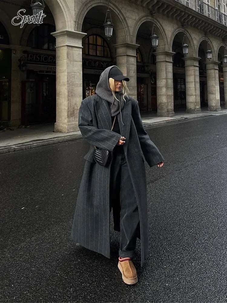 Élevez votre style avec ce manteau en laine gris à rayures, parfait pour l'automne-hiver.