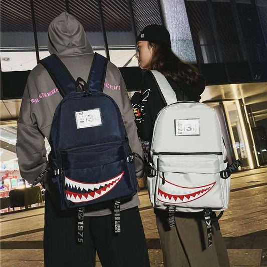 Ce sac à dos au design amusant de requin est parfait pour les garçons et les filles. Avec sa grande capacité, il peut contenir tous leurs livres et fournitures scolaires. Conçu pour résister aux intempéries grâce à son matériau imperméable.