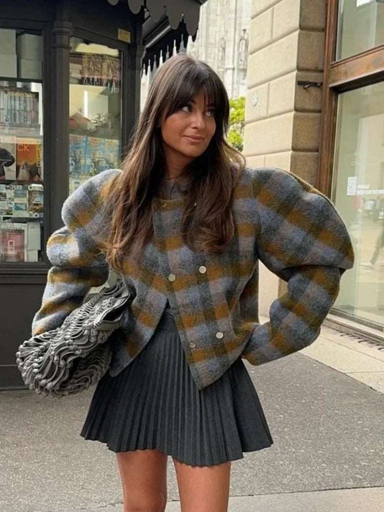 Adoptez le chic vintage : veste courte à carreaux, double boutonnage et laine chaude pour un style automne-hiver impeccable.