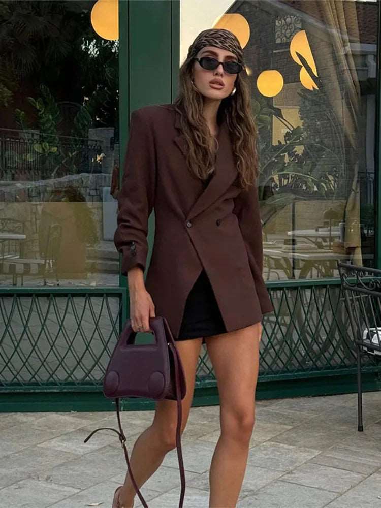 Blazer marron casual : élégance décontractée avec poches et boutons tendance.