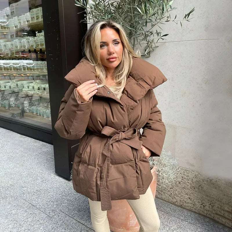 Découvrez nos parkas d'hiver pour femmes. Avec leur col montant, leur taille ajustable et leur coupe courte élégante, ces doudounes unies ajoutent une touche sophistiquée à votre garde-robe hivernale.