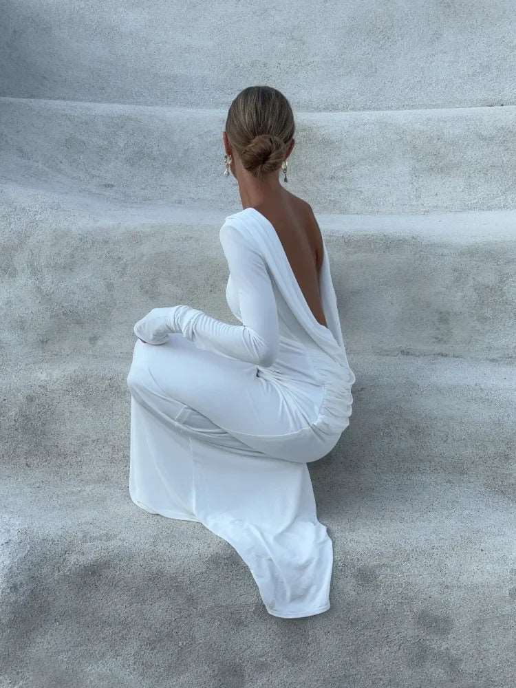 Sublimez vos soirées d'été avec notre robe longue élégante. Dos nu, manches longues et coupe bodycon, elle est parfaite pour les soirées chics ou une escapade à la plage.