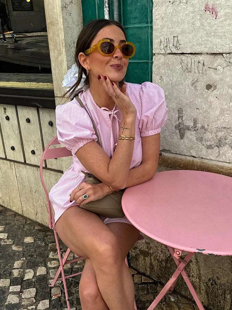 Découvrez notre ensemble chic rayé rose. Un haut plissé à manches courtes bouffantes et col rond avec lacets & short taille haute. Brillez avec style!