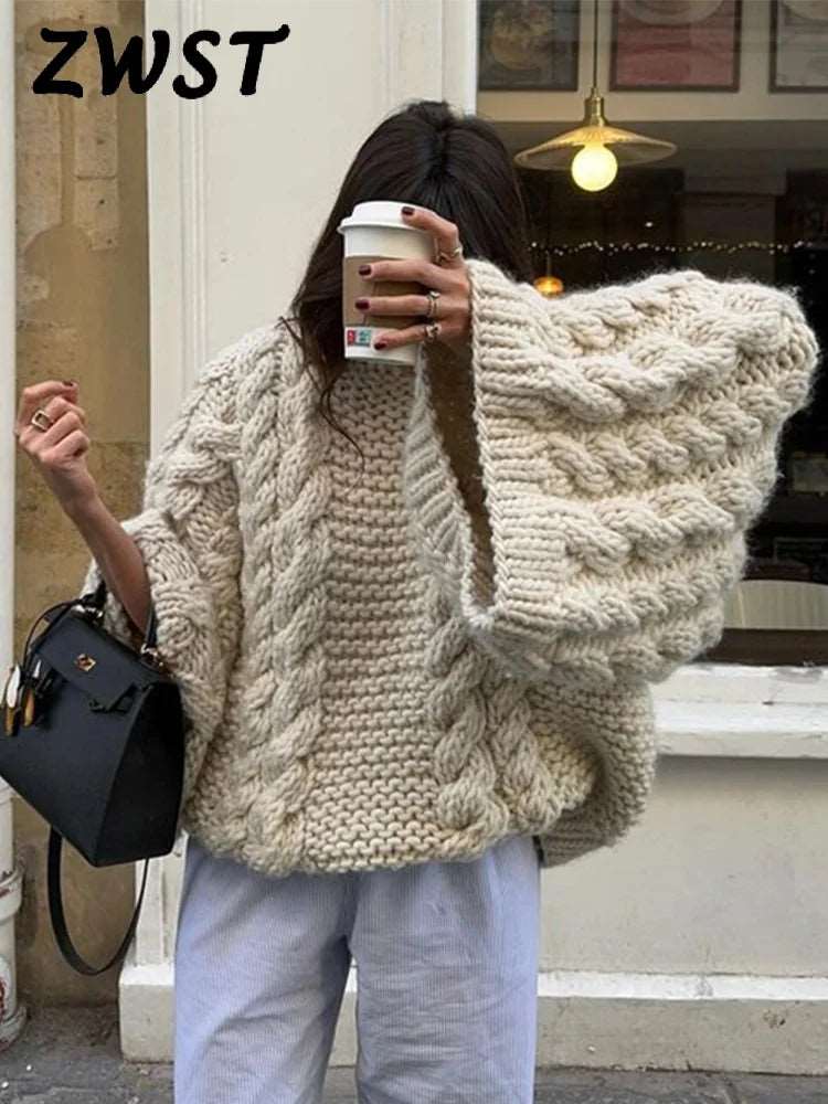 Restez chic et au chaud avec notre pull en maille oversize à col montant, parfait pour un style décontracté et tendance.