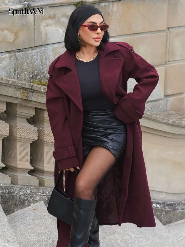 Manteau long bordeaux en laine : ceinture et col rabattu pour un style élégant en automne.