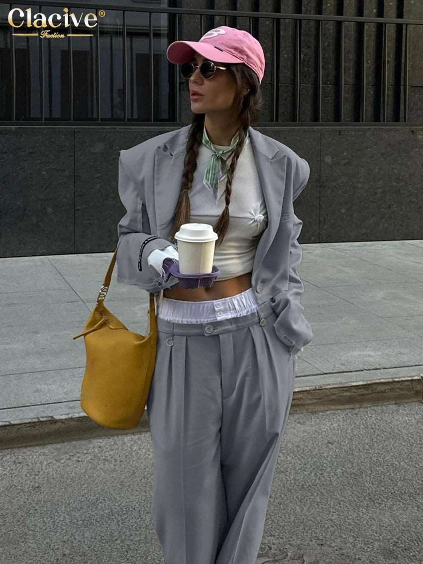 Ensemble crop top et pantalon large : élégance décontractée et tendance urbaine.