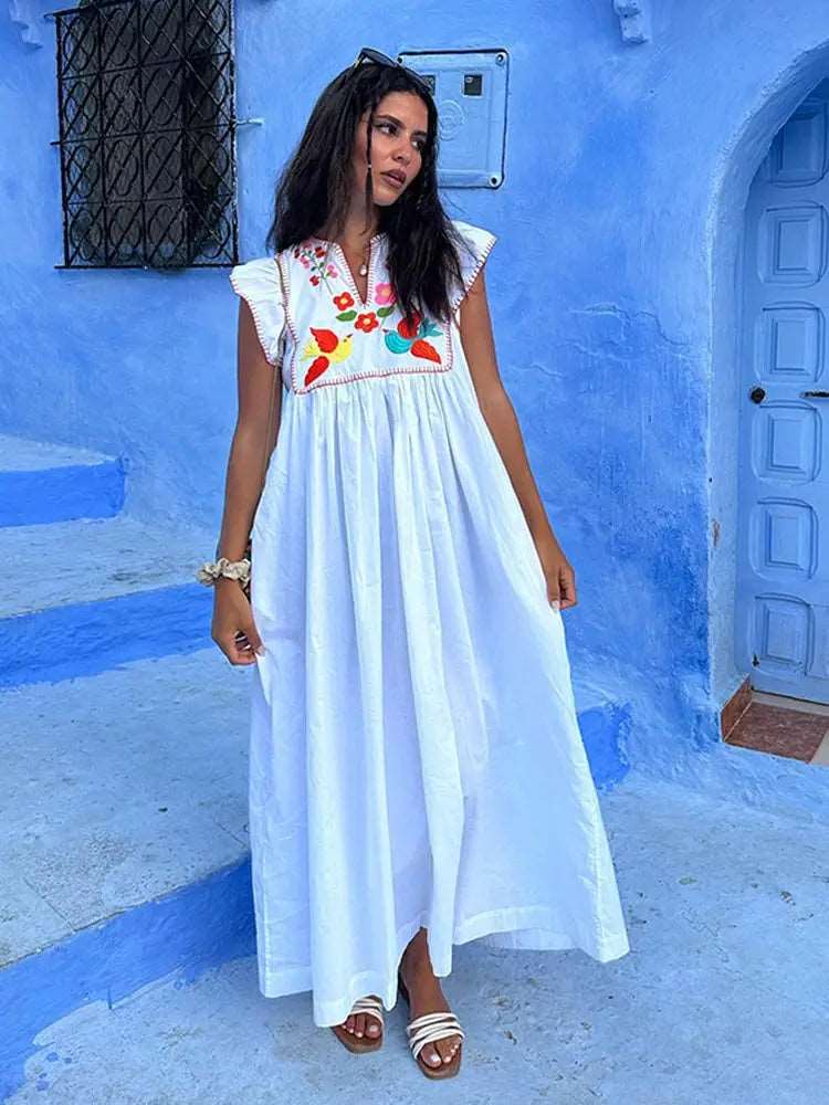 Découvrez notre robe longue estivale, un véritable bijou. Conçue en blanc avec des manches volantes et un patchwork imprimé, cette robe allie élégance et confort. Parfaite pour les vacances et le style de l'été 2024. NEITH