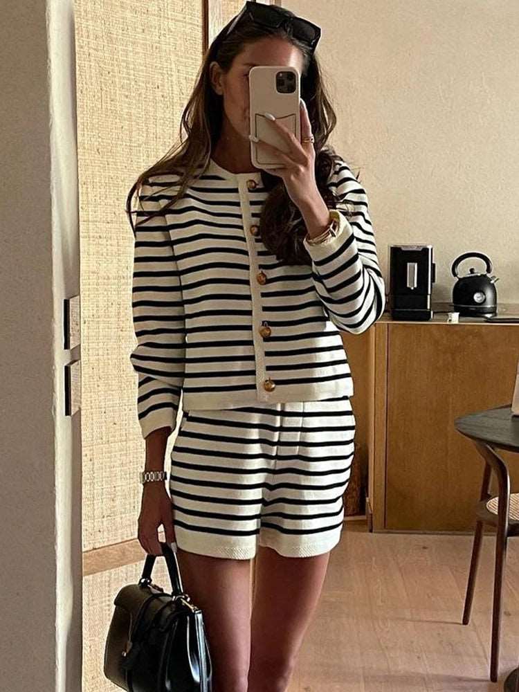 Affichez un style audacieux avec notre ensemble tricoté à rayures. Composé d'un cardigan imprimé zèbre et de shorts taille haute en patchwork, cet ensemble est parfait pour un look tendance et confortable.