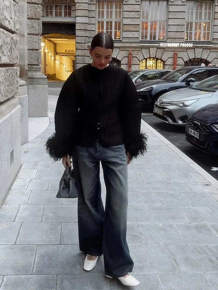 Adoptez un look audacieux avec notre veste noire ornée de plumes, coupe oversize et détails lacés, pour un style chic et tendance.