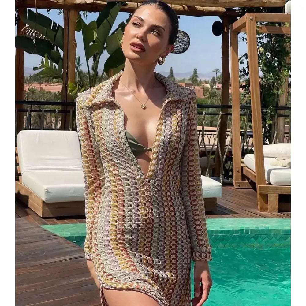 Découvrez notre superbe robe de plage longue, entièrement crochetée à la main. Dotée d'un décolleté plongeant en V et d'une fente, elle est parfaite pour l'été. NEITH