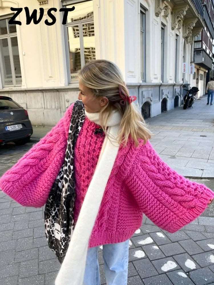 Restez chic et au chaud avec notre pull en maille oversize à col montant, parfait pour un style décontracté et tendance.