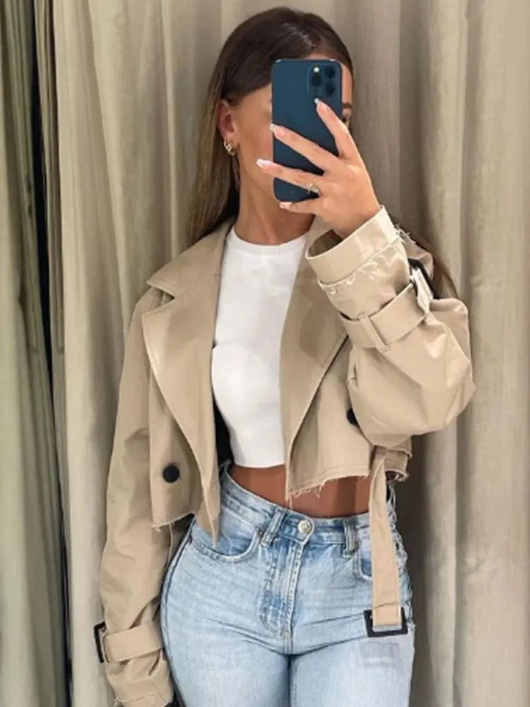 Adoptez un style audacieux avec notre veste trench cropped vintage. Ce modèle à manches longues et boutonnage double est ceinturé pour une silhouette structurée. Parfait pour un look streetwear chic et intemporel.