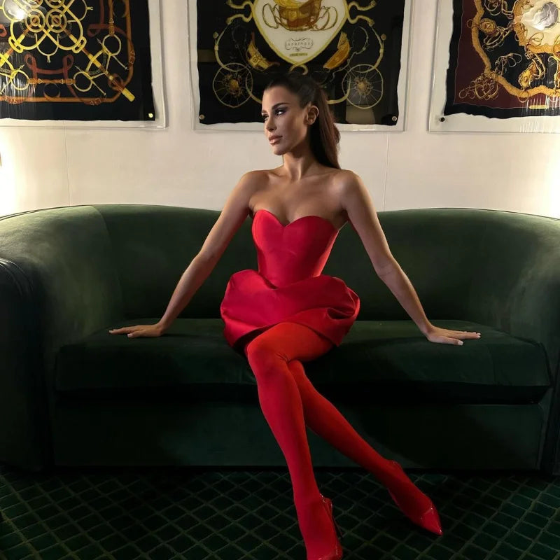 Robe rouge bustier : dos nu et coupe pétale pour une élégance sexy en soirée.