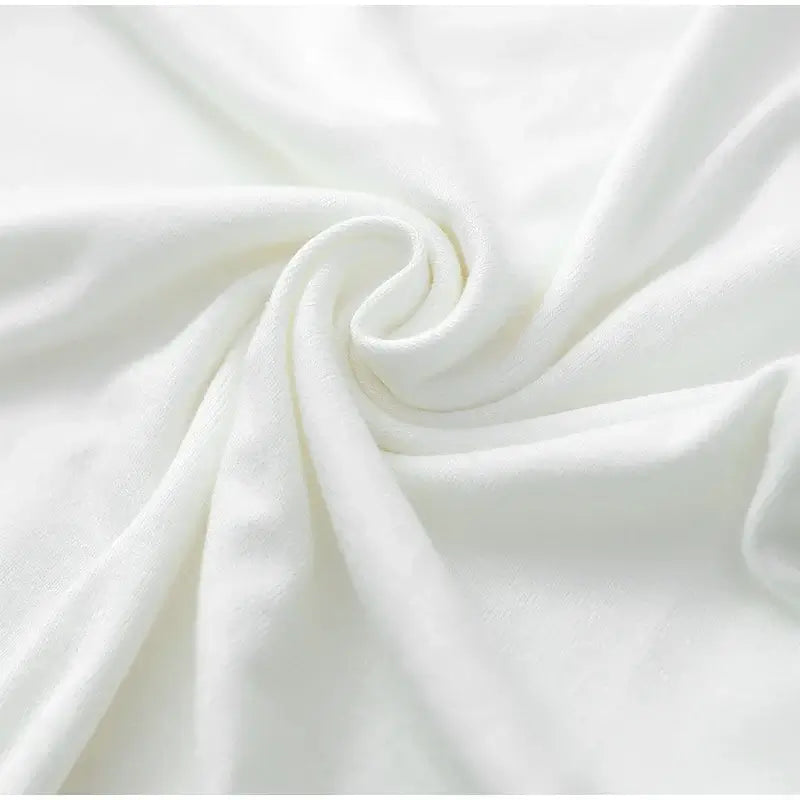 Découvrez notre robe blanche plissée irrégulière, un must-have de l'été. Avec son encolure ronde, sans manches et coupe ajustée, cette robe incarne le chic moderne. Idéale pour une allure sophistiquée. NEITH