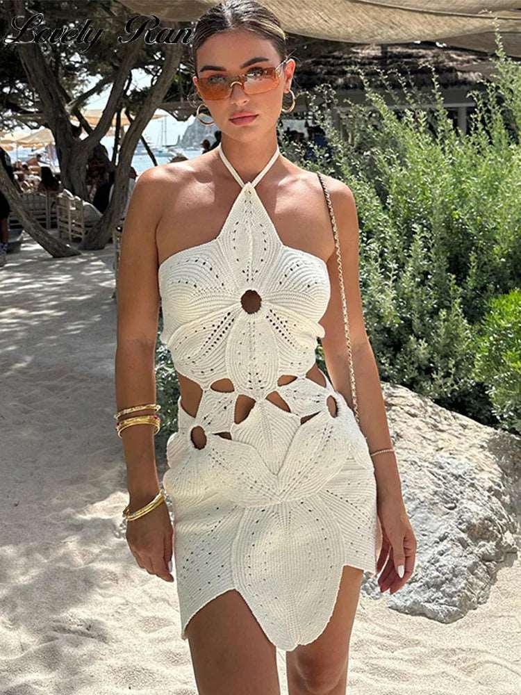 Attirez tous les regards avec notre robe de plage, ornée de délicats motifs floraux découpés. Cette robe présente un design sexy dos nu et une coupe slim, parfaite pour un look stylé. Idéale pour les sorties à la plage et les escapades ensoleillées.