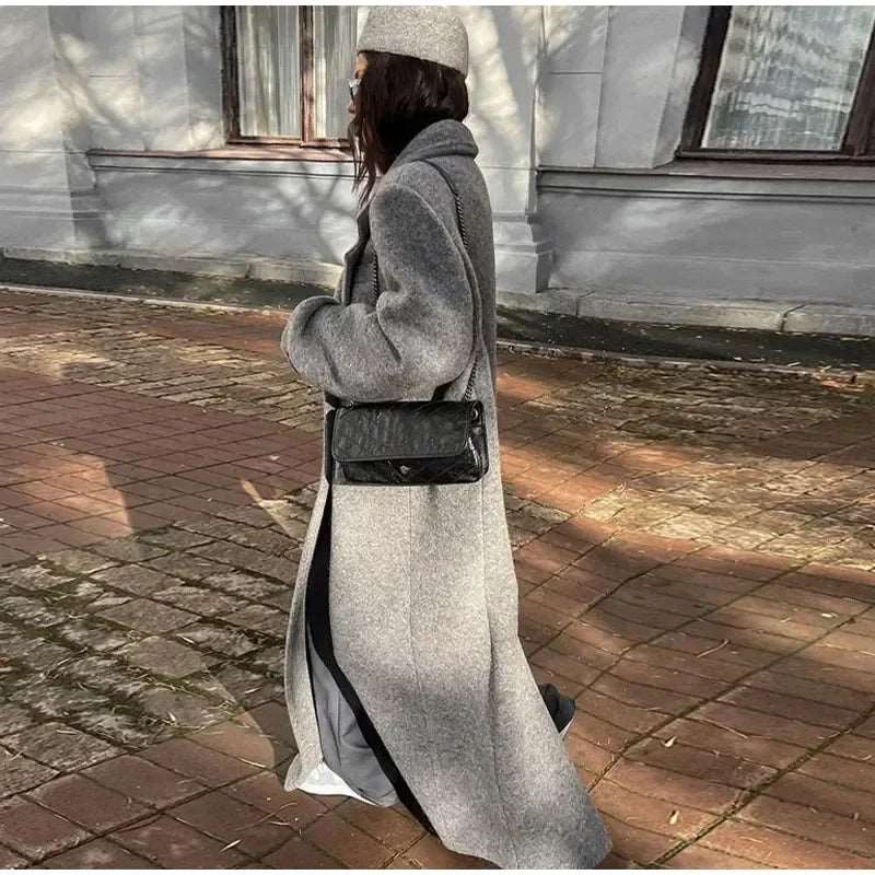 Manteau long rétro : col rabattu et coupe oversize pour une élégance chic automnale.