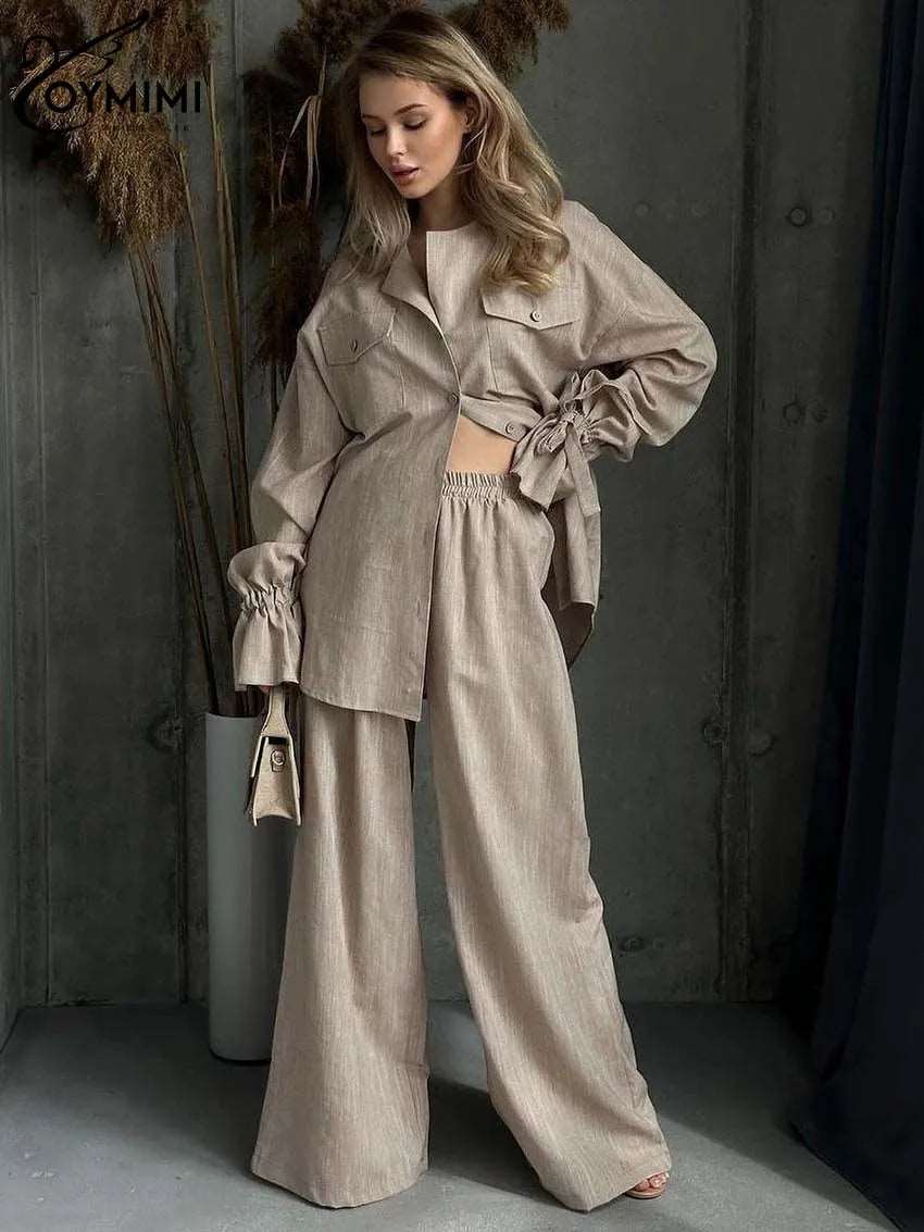 Affirmez votre élégance avec cet ensemble en coton khaki, chic et confortable.