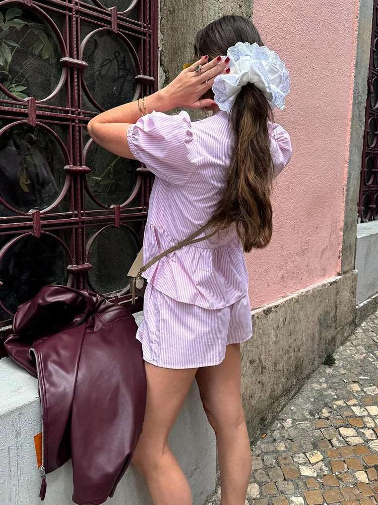 Découvrez notre ensemble chic rayé rose. Un haut plissé à manches courtes bouffantes et col rond avec lacets & short taille haute. Brillez avec style!