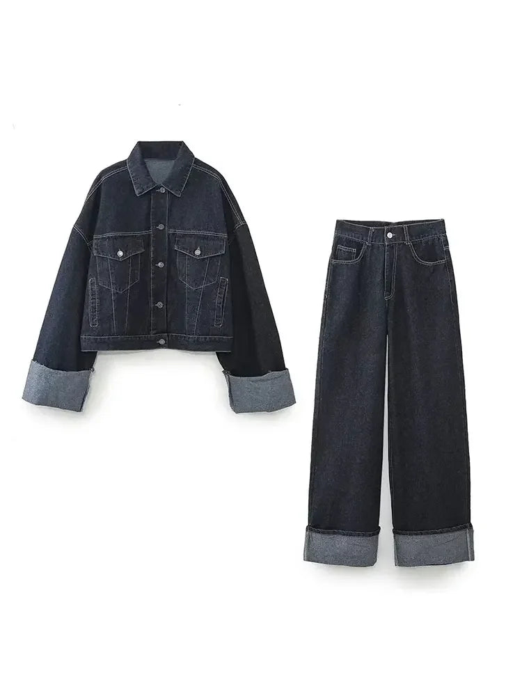 Optez pour un style décontracté et tendance avec notre ensemble denim, veste courte et jean large drapé, parfait pour une allure chic.