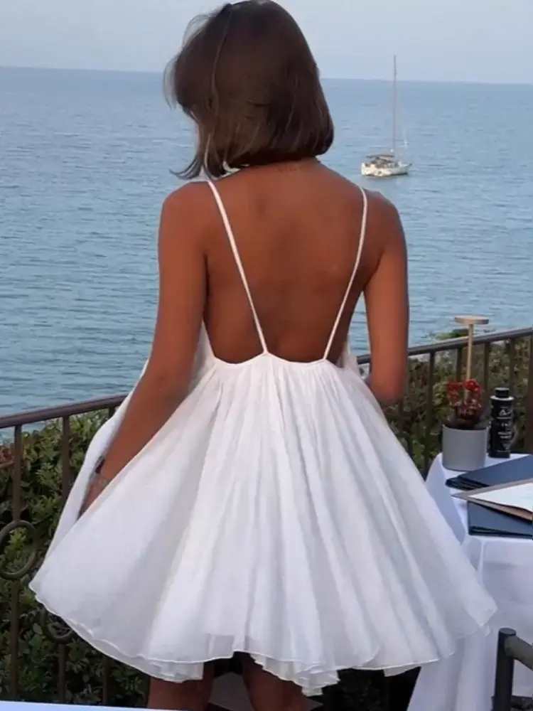 Optez pour l'élégance avec cette robe courte sans manches à décolleté en V. Parfaite pour les soirées, elle présente un dos nu audacieux et un ourlet bouffant plissé pour une touche sexy et sophistiquée. Idéale pour toutes vos occasions spéciales. NEITH