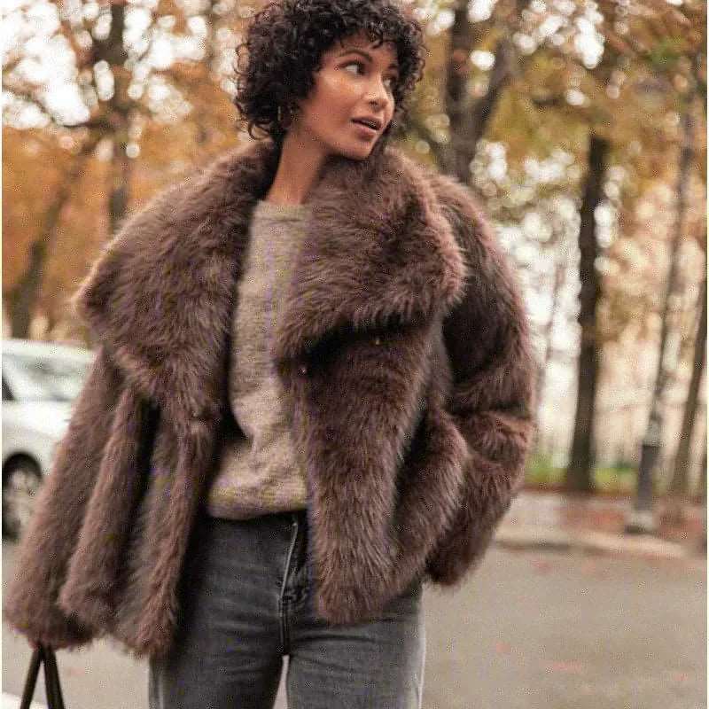 Manteau rétro en fausse fourrure : chaleur et style high street pour l'hiver.