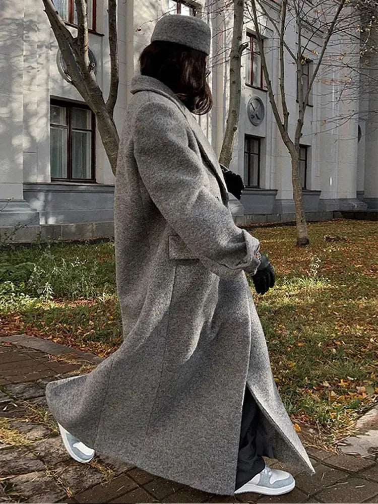 Manteau long rétro : col rabattu et coupe oversize pour une élégance chic automnale.