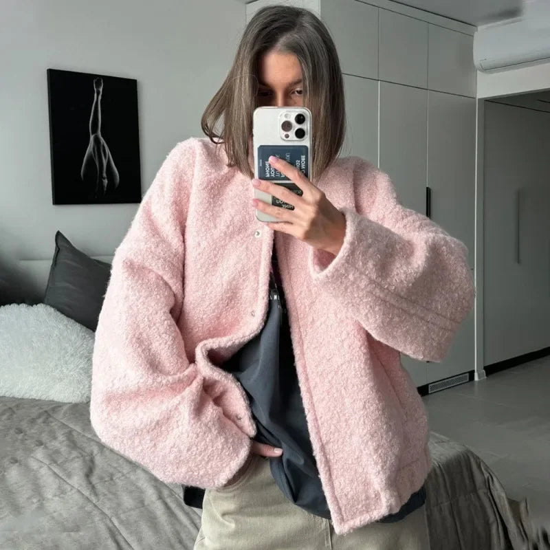 Adoptez la douceur et le style avec notre veste courte en fourrure rose, parfaite pour l'automne.